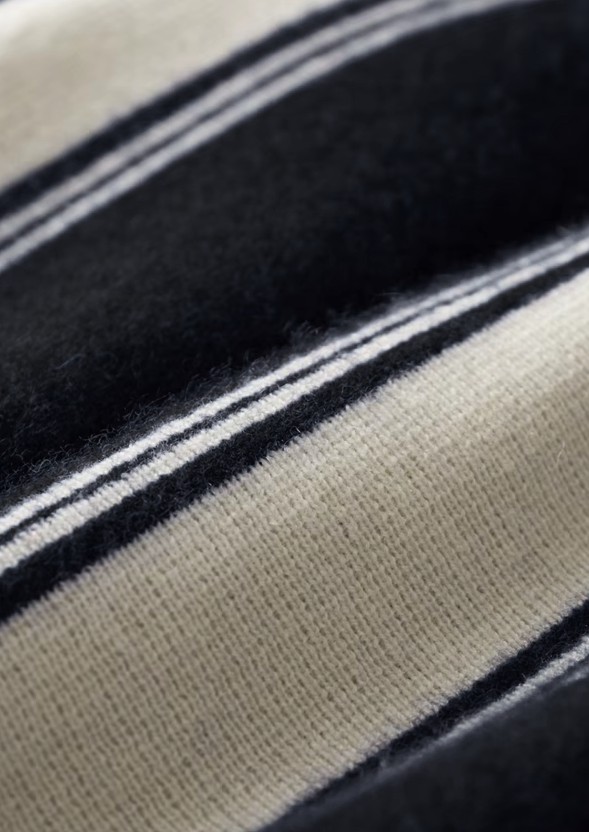 PURE EXTRA-FINE MERINO WOOL BLACK DAMIEN SET